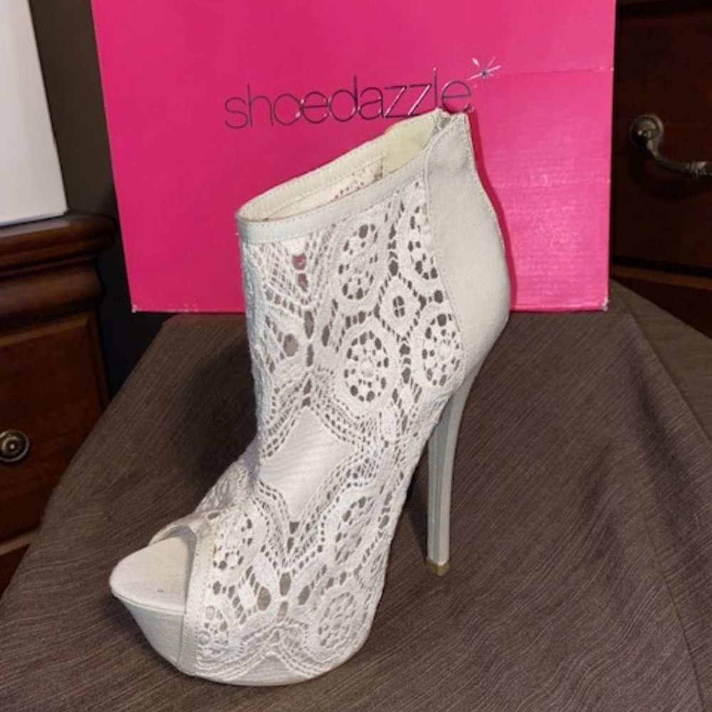 Shoe Dazzle Lace Open Toe Platform Bootie Beige. Size 7.5 Zipped Backs